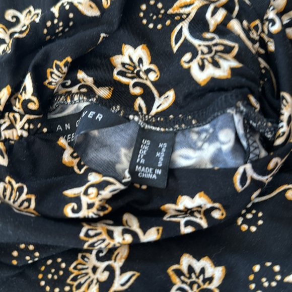 Black and gold Susan Graver top size xs - Picture 6 of 6
